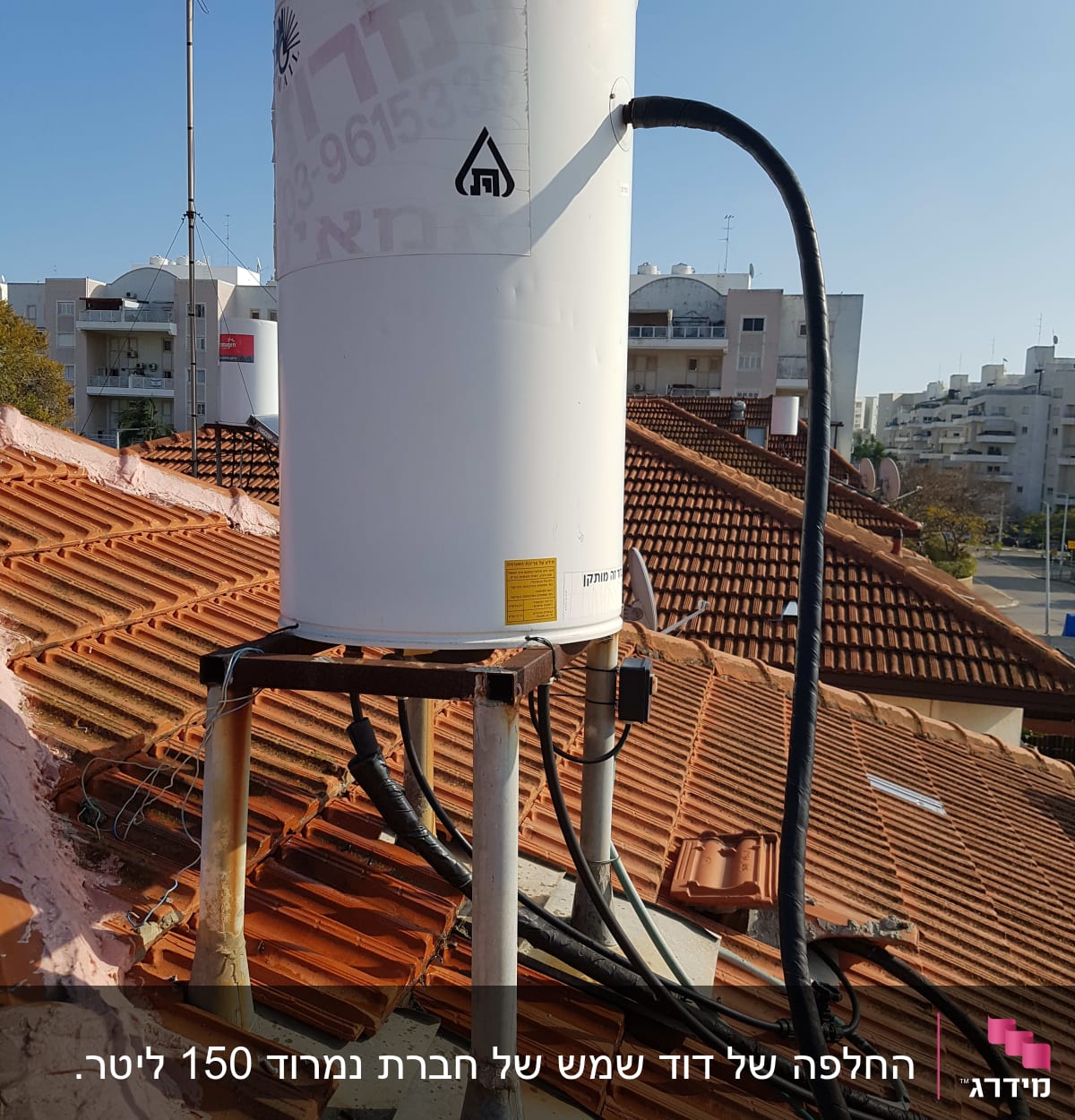 דוד שמש על גג רעפים עם צינורות מחוברים